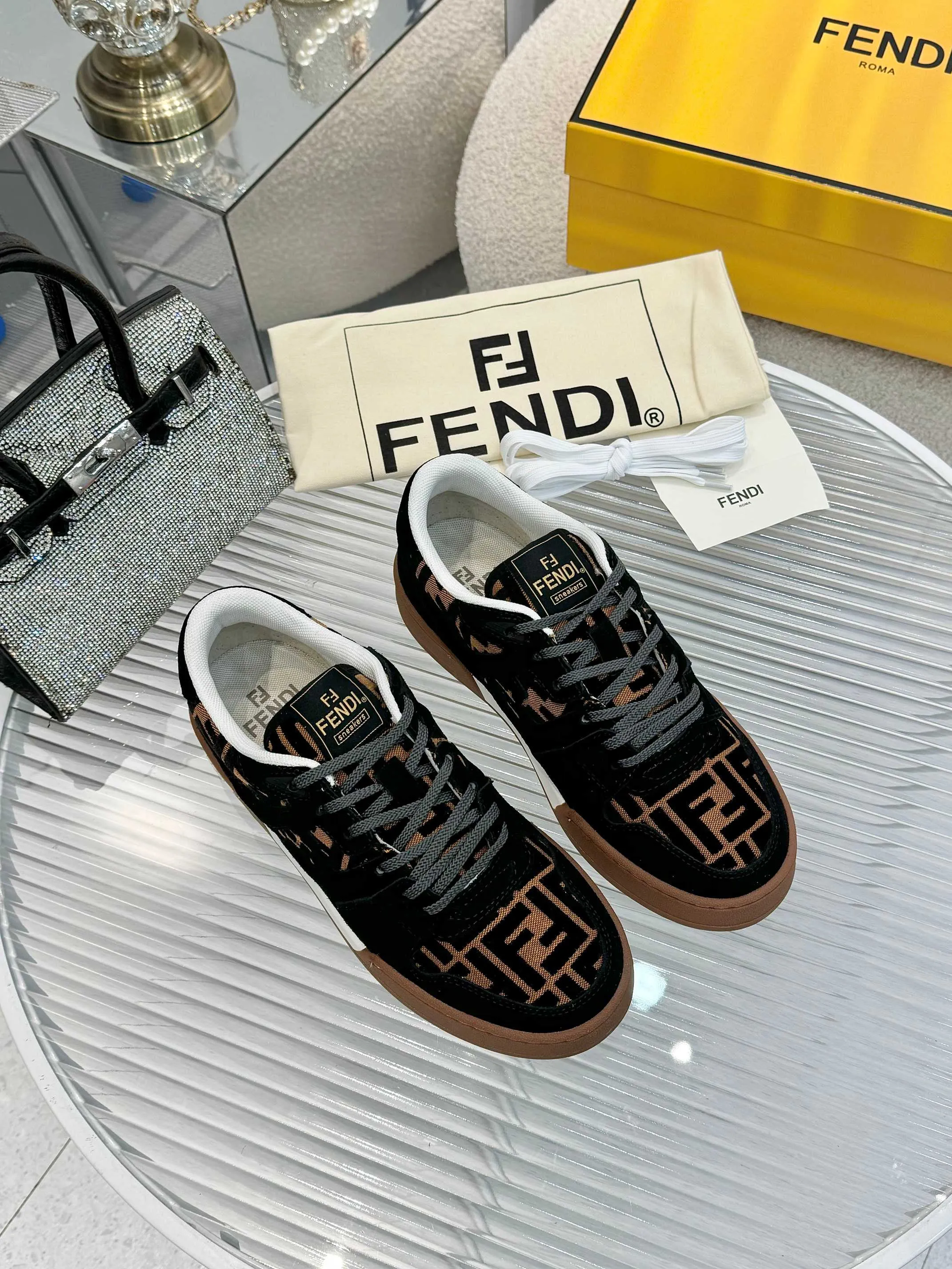 p620🐮🐮New❤Top super A version💯 Fendi Fendi 2025 New Year's King Explosive Style🔥 Many💑stars have the same style FD match. Original purchase for RMB14440. One to one replica. Designer Kim Jones's first sneaker fendi match and Donkey brand Trainer basketball sneakers, fresh blood injection and FF retro design It combines fashion and super comfort. [Wise] Whoever doesn’t grab it will regret it [There are many shoe uppers on the market with different color matching and cut corners in workmanship. The color matching and craftsmanship of my shoe upper are absolutely the same as the genuine products at the counter. Welcome to compare. Feet: Mesh injection molding pads 🎯 Soles: Please look for the original molded multi-color TPU outsole (❌ non-rubber sole) 🎯 Size: Female 35-41 Male 38-45 🎯 Packaging: Original 1:1 matching high-end packaging 🎁